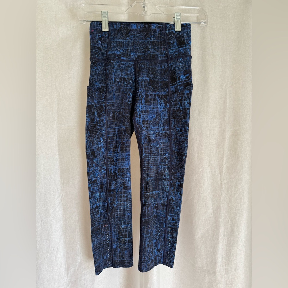 Lululemon Tight Leggings Womens size 2 Blue Black City Lights Nulux